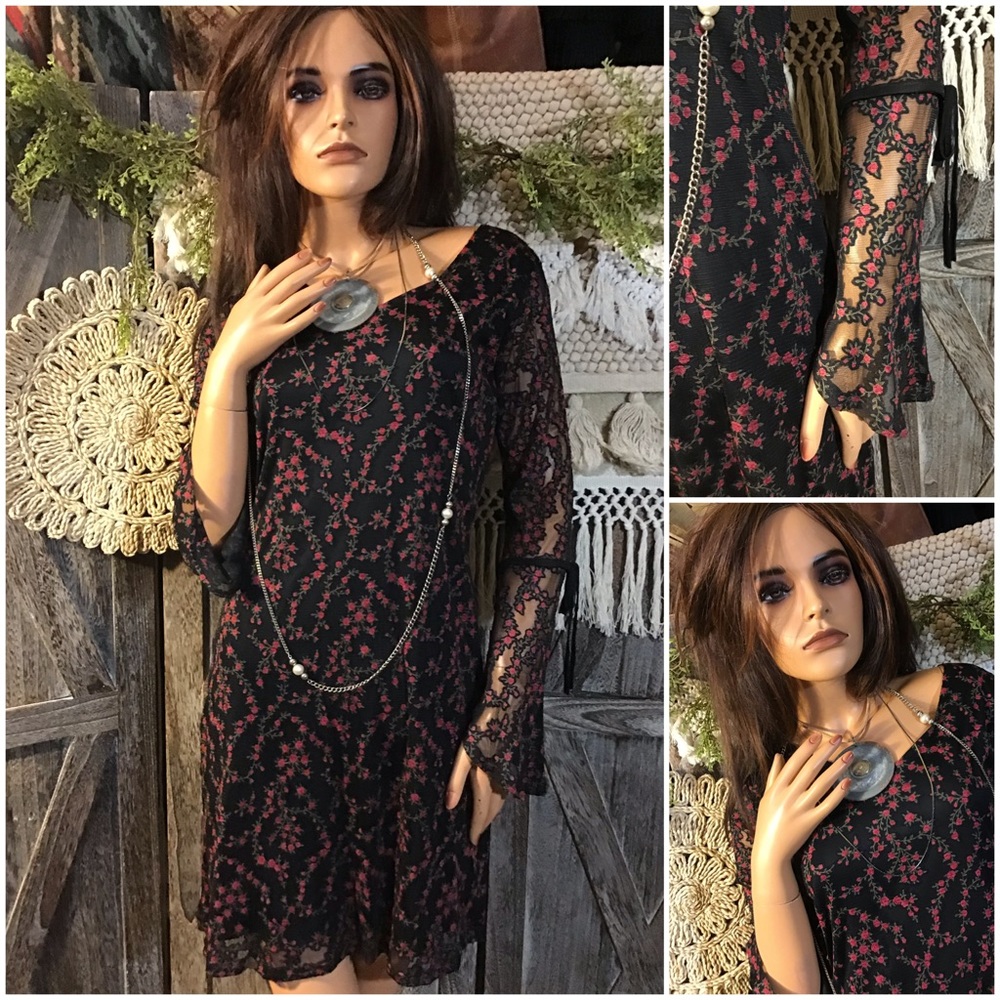 Station Wagon/Black Lace Trumpet Sleeve Midi Dress